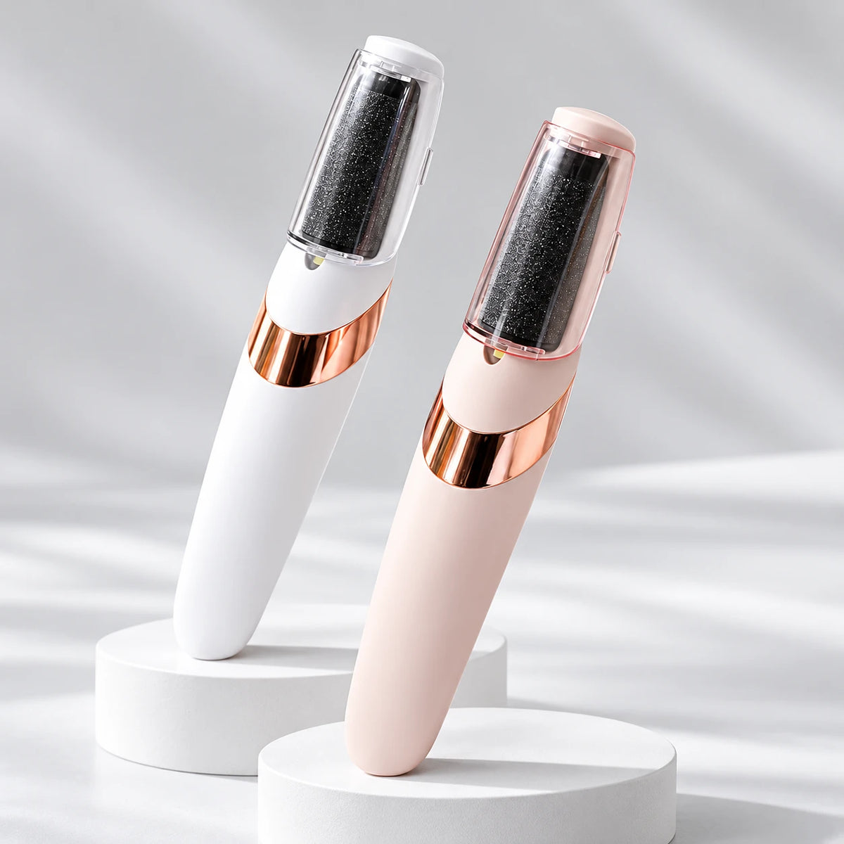 Dyliss CloudStep nas cores branco e rosa, lado a lado, com o rolo de lixa visível sob a tampa transparente
