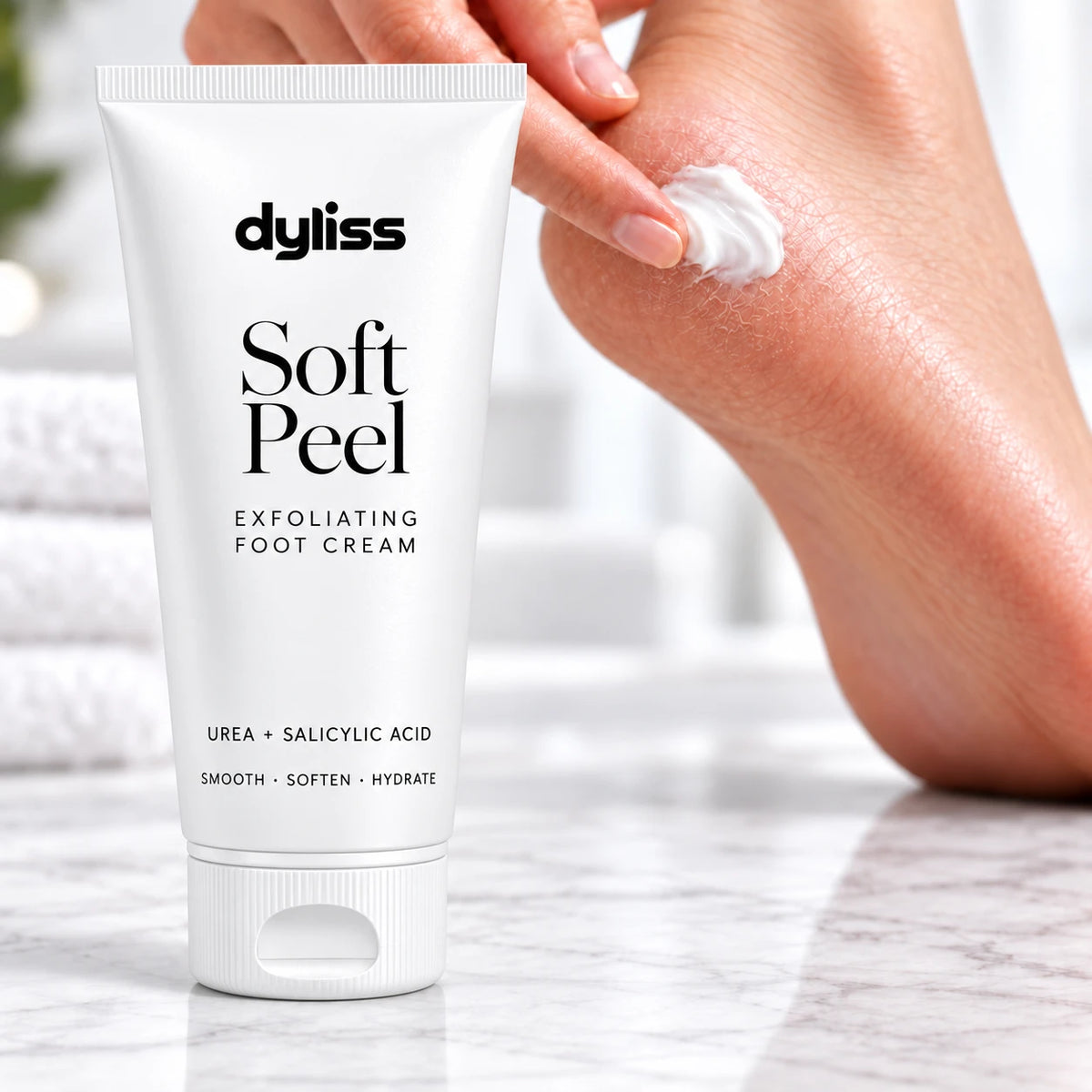 Bisnaga do Dyliss Soft Peel, creme esfoliante para pés com ureia e ácido salicílico, a ser aplicado num calcanhar